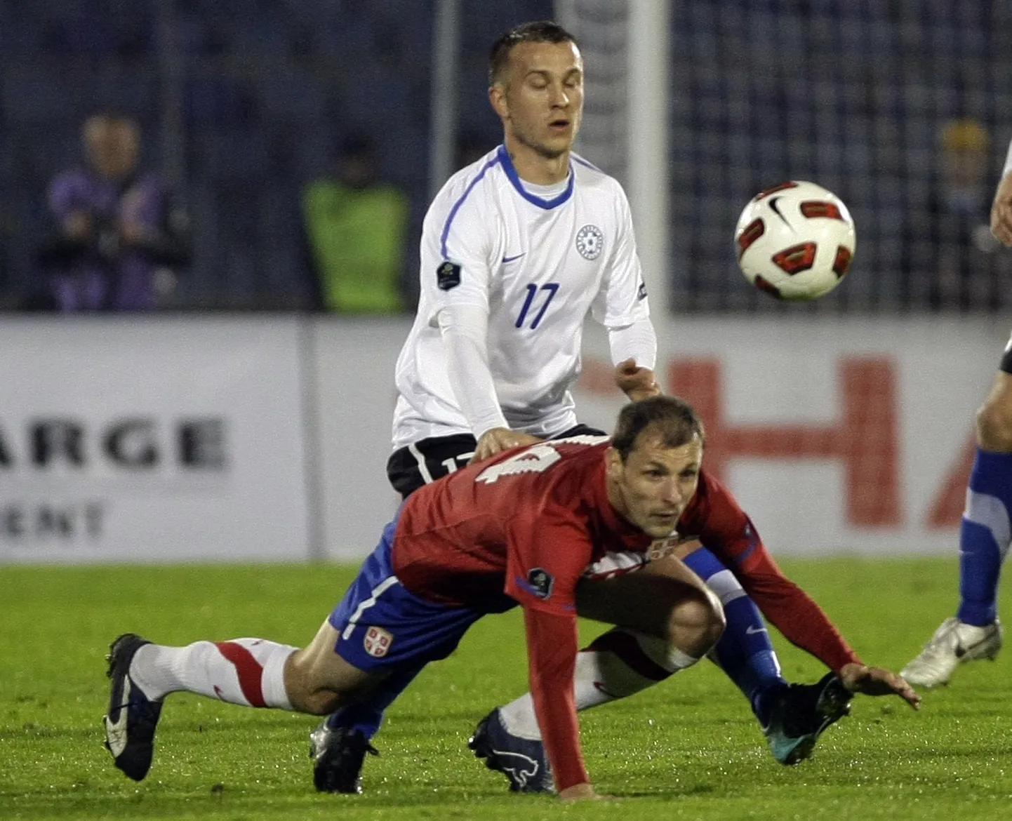 Enar Jääger (püsti) heitlemas EM-valikmängus Serbia koondislase Milan Jovanoviciga.