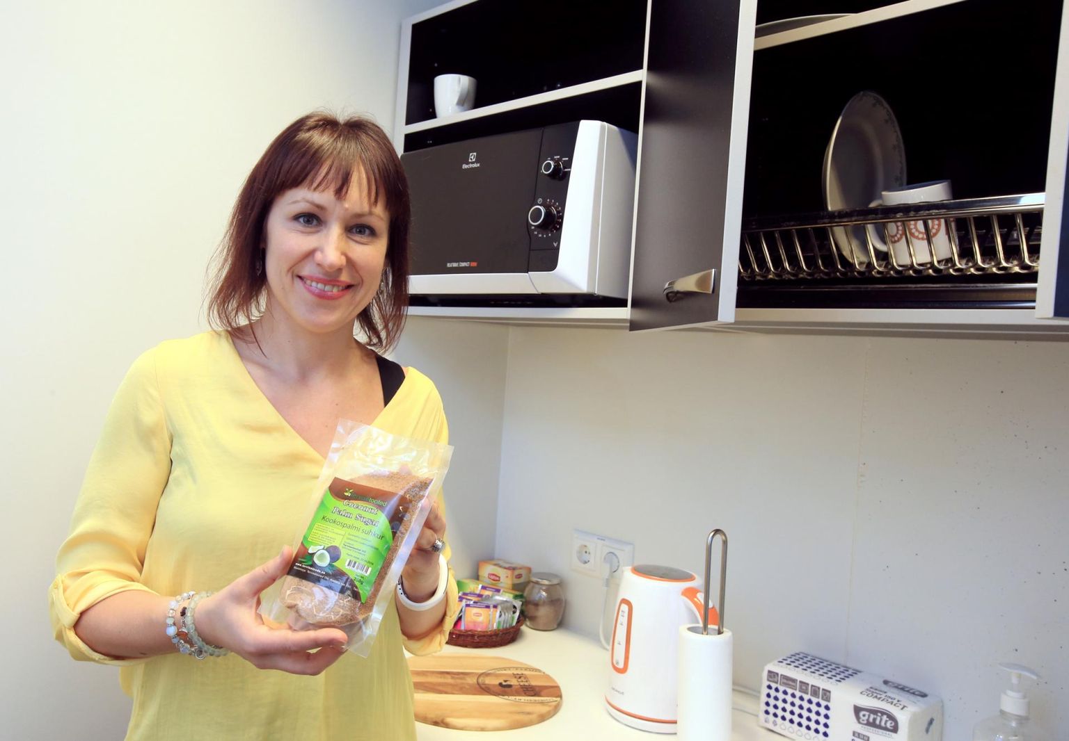 Toitumisnõustaja Triin Muiste hoiab käes kookospalmisuhkrut, mis on üks hea suhkru alternatiiv. 
