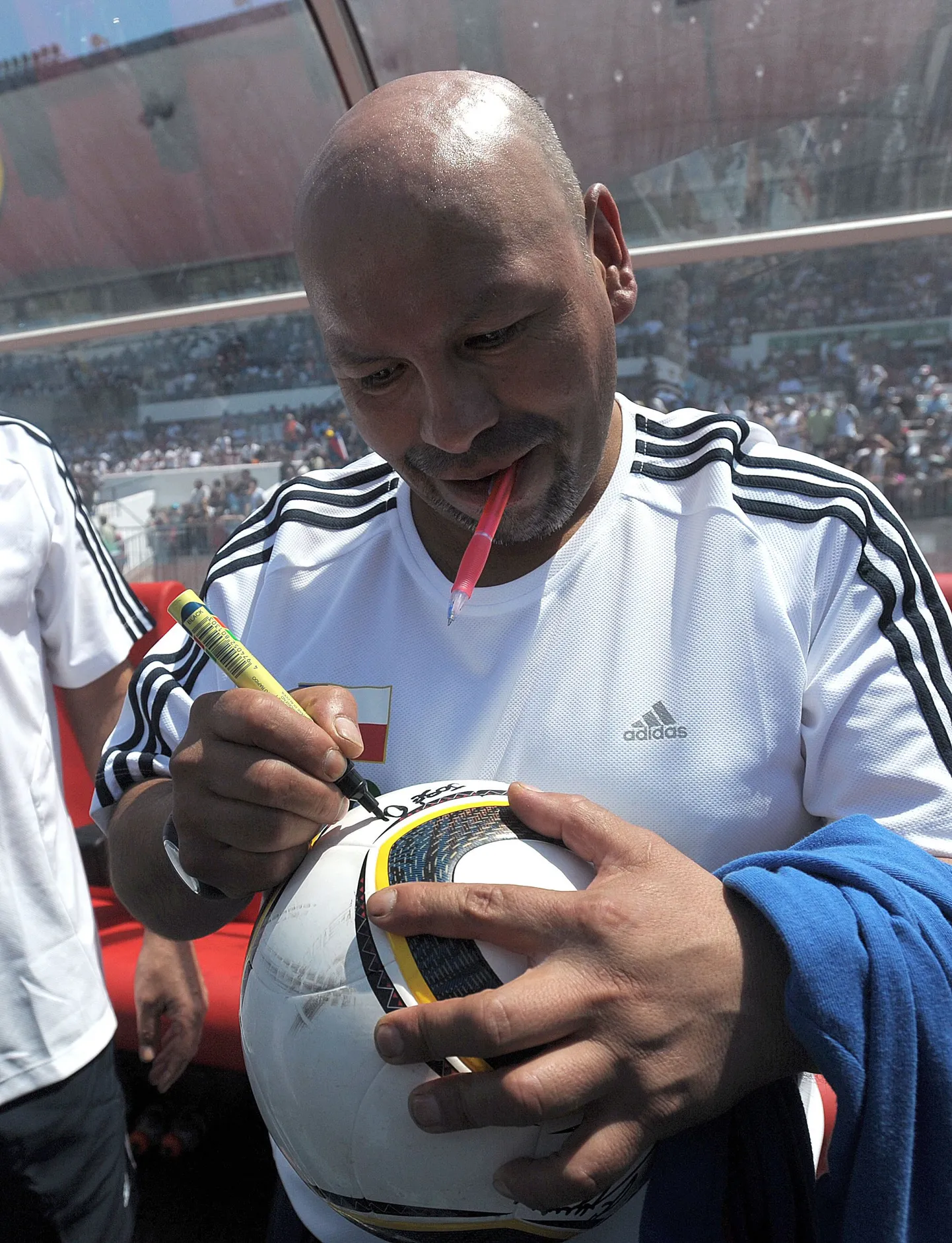 Kaevur Jose Ojeda autogrammi andmas