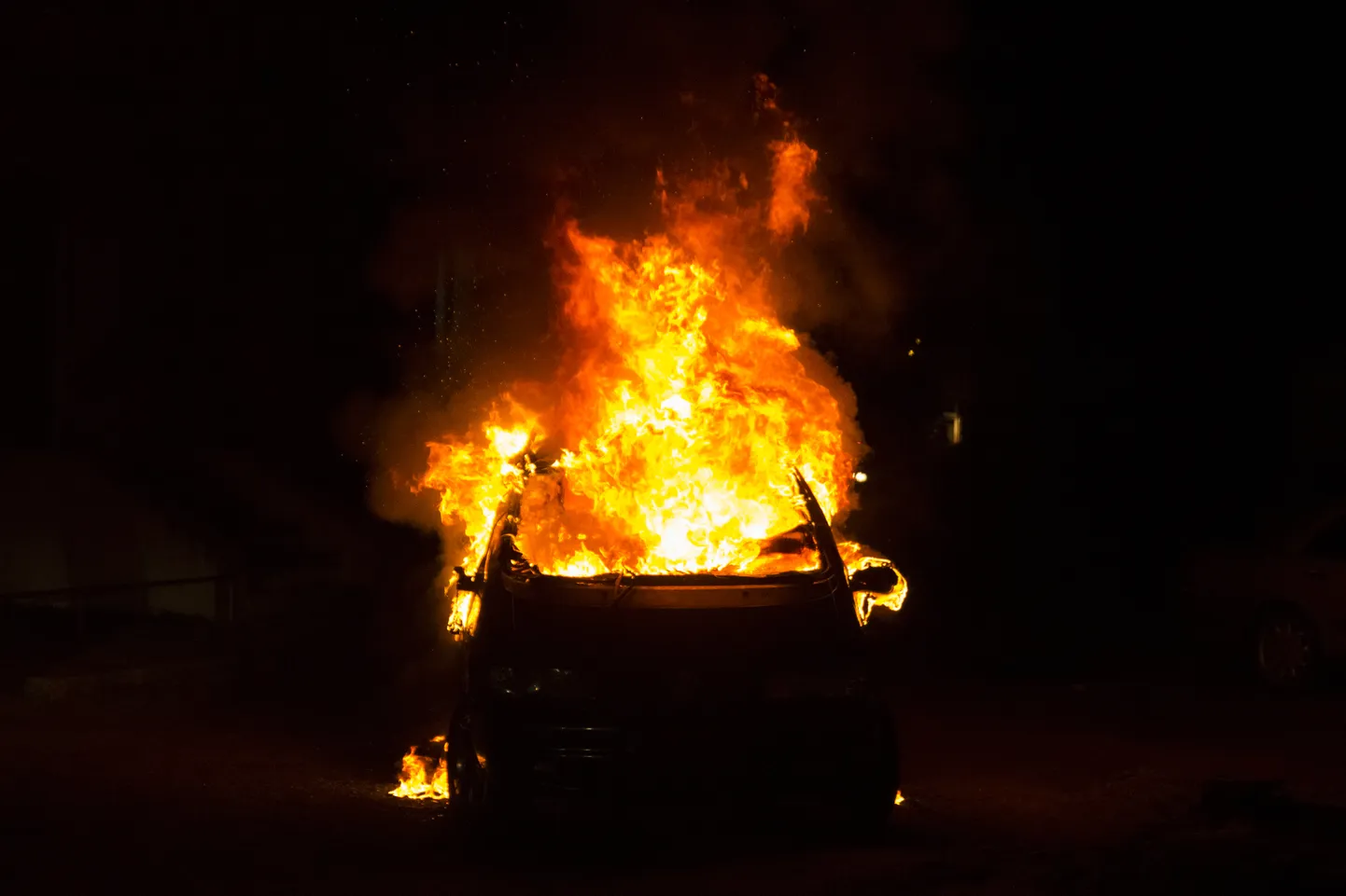 Горящий автомобиль.