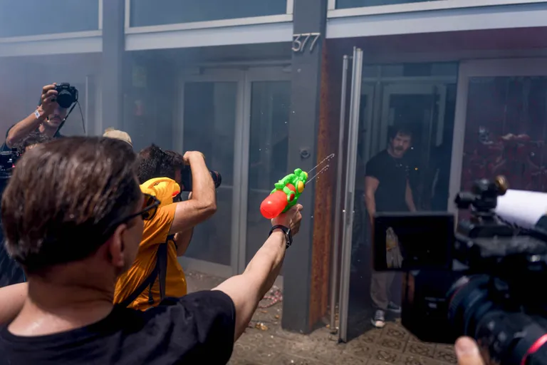 Kohalikud pritsivad turiste veepüstolitega.