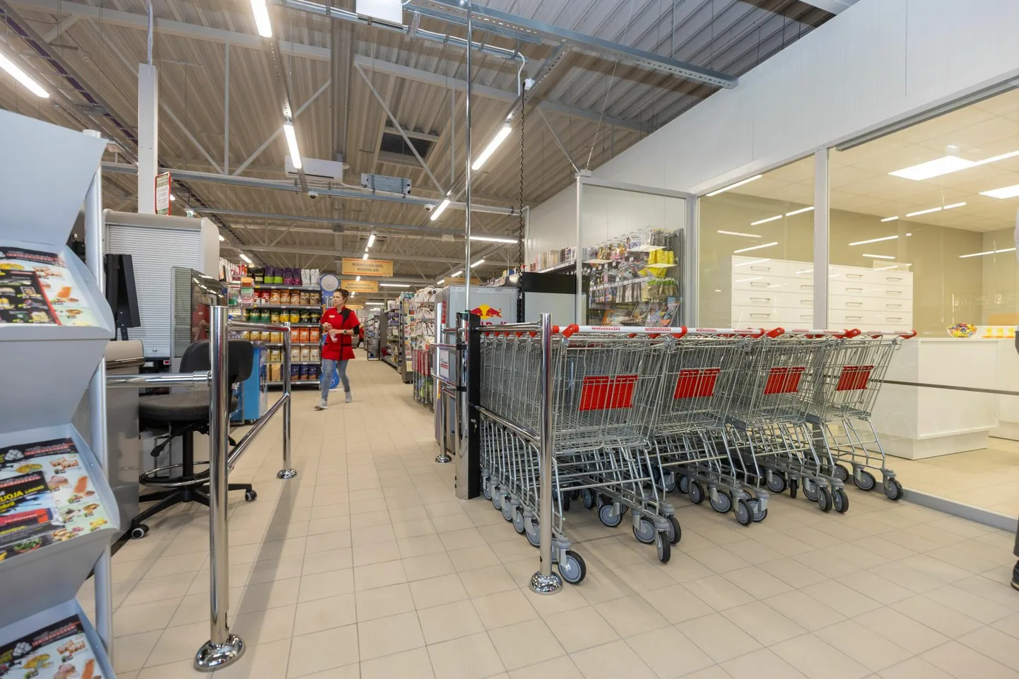 Avamispäeval nägi Grossi poe põrand veel viisakas välja, aga ettevõtte tegevjuhi sõnul oli see juba avanädala keskpaigas äärmiselt räpase ilmega.