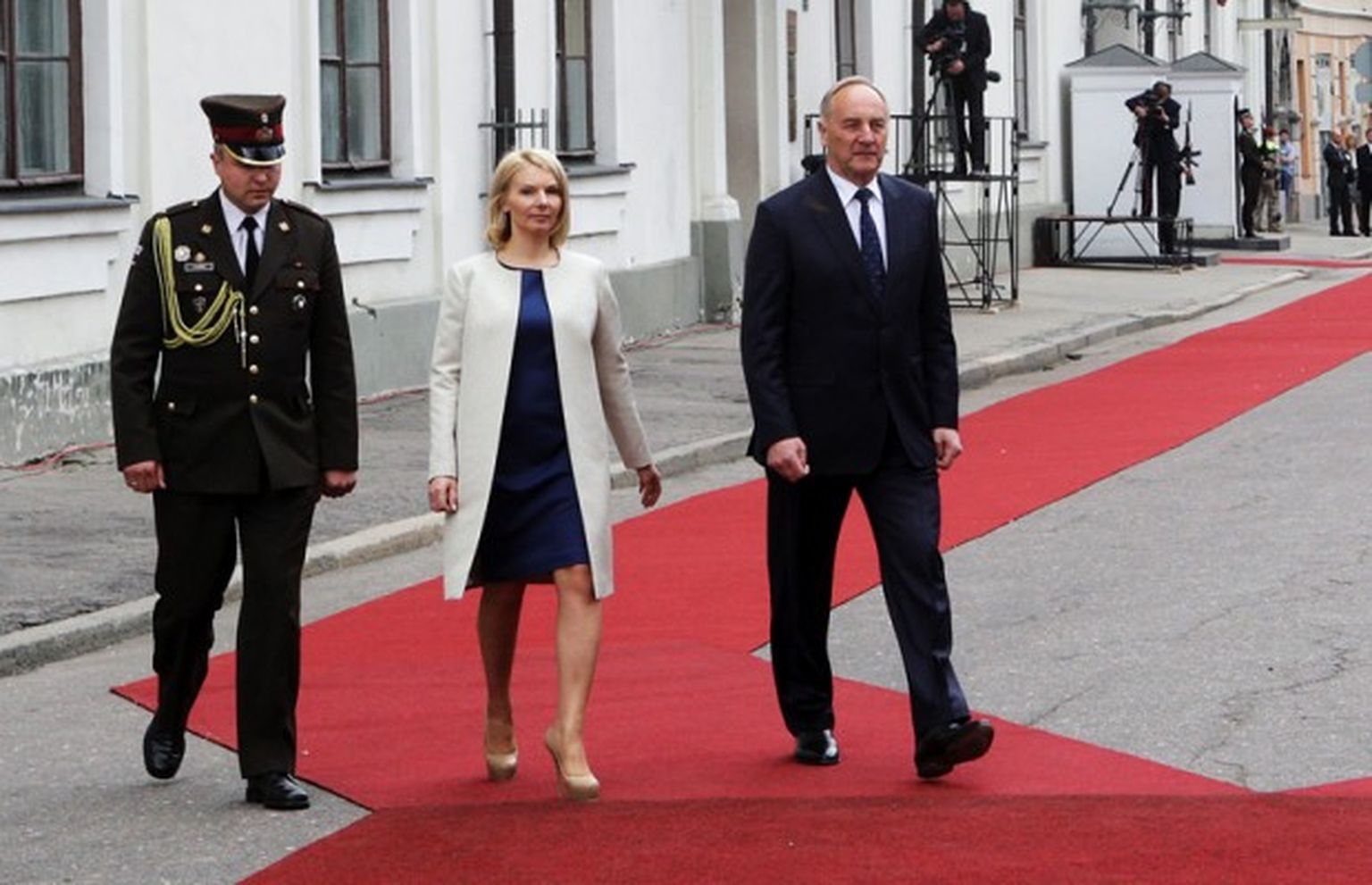 Latvijas valsts prezidenta Andra Bērziņa kundze Dace Seisuma pati prot gaumīgi pucēties un neizmanto stilistu vai dizaineru pakalpojumus