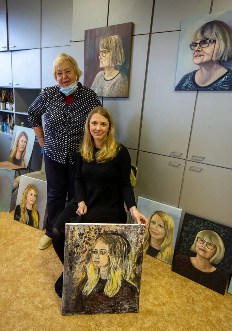 Kaks teadlast: maalija Ene Ustav ja tema modell Eva-Maria Tombak ning maalid. Seinal ja põrandal on näha portreid ka teadlasest Urve Tootsist.