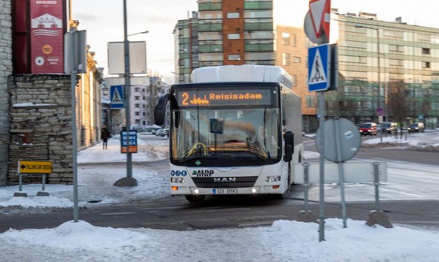До 1 февраля 11 маршрутов MRP работают по прежнему графику. На фото автобус №2 у таллиннского D-терминала.