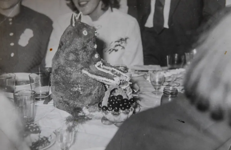 Kāzu galda noformējums - kūka septiņdesmitajos.