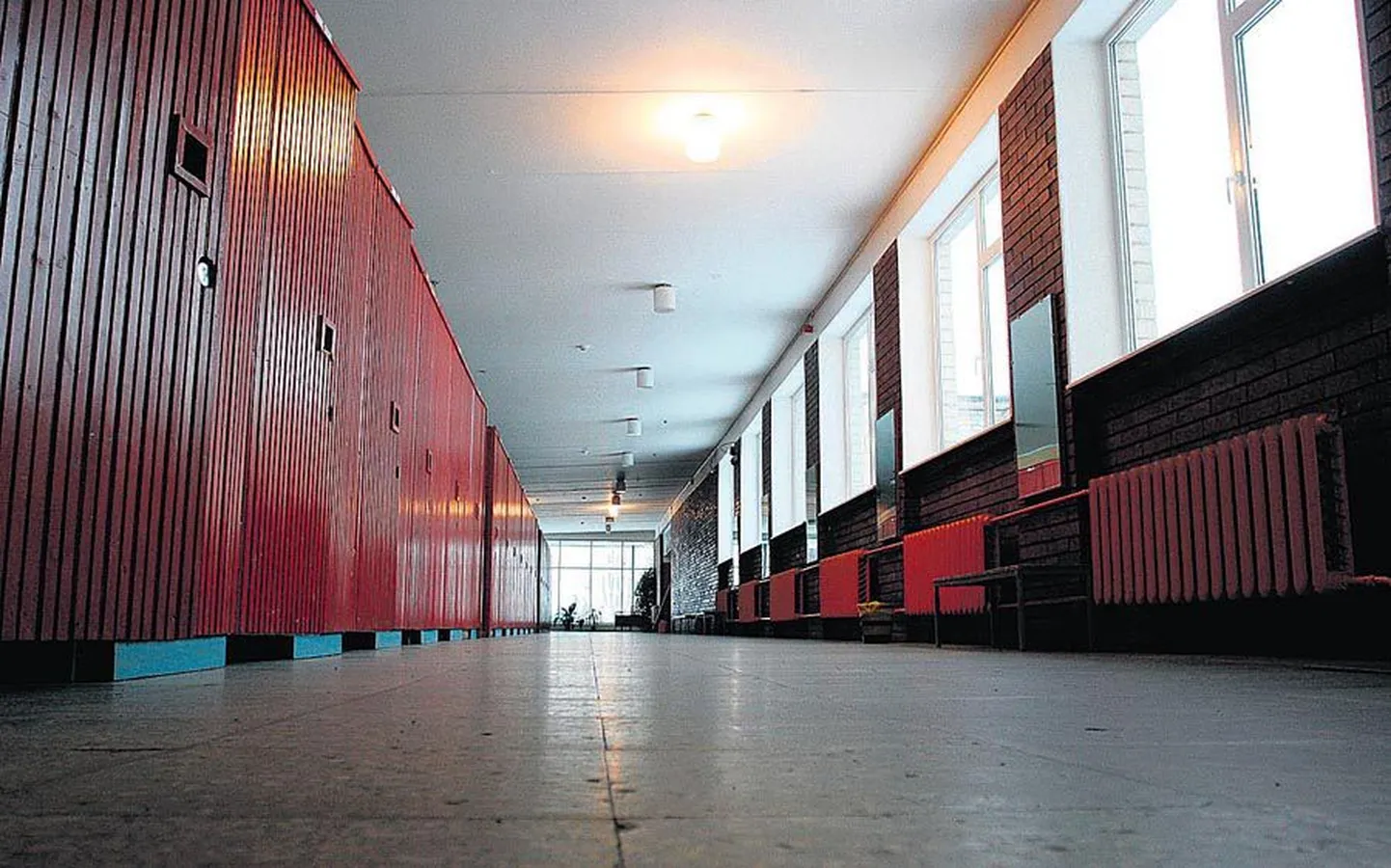 Pärast maagümnaasiumi õpilaste lahkumist näivad Kaare kooli koridorid eriti tühjad.