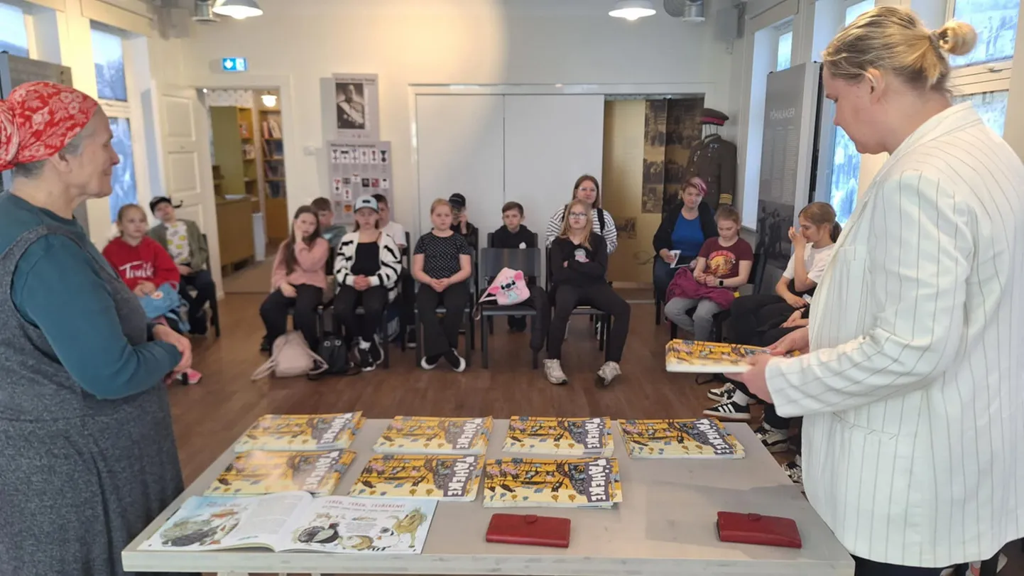 Trükisooja ajakirja tutvustasid Reegi majas toimetajad Õie Sarv (vasakul) ja Annela Laaneots.