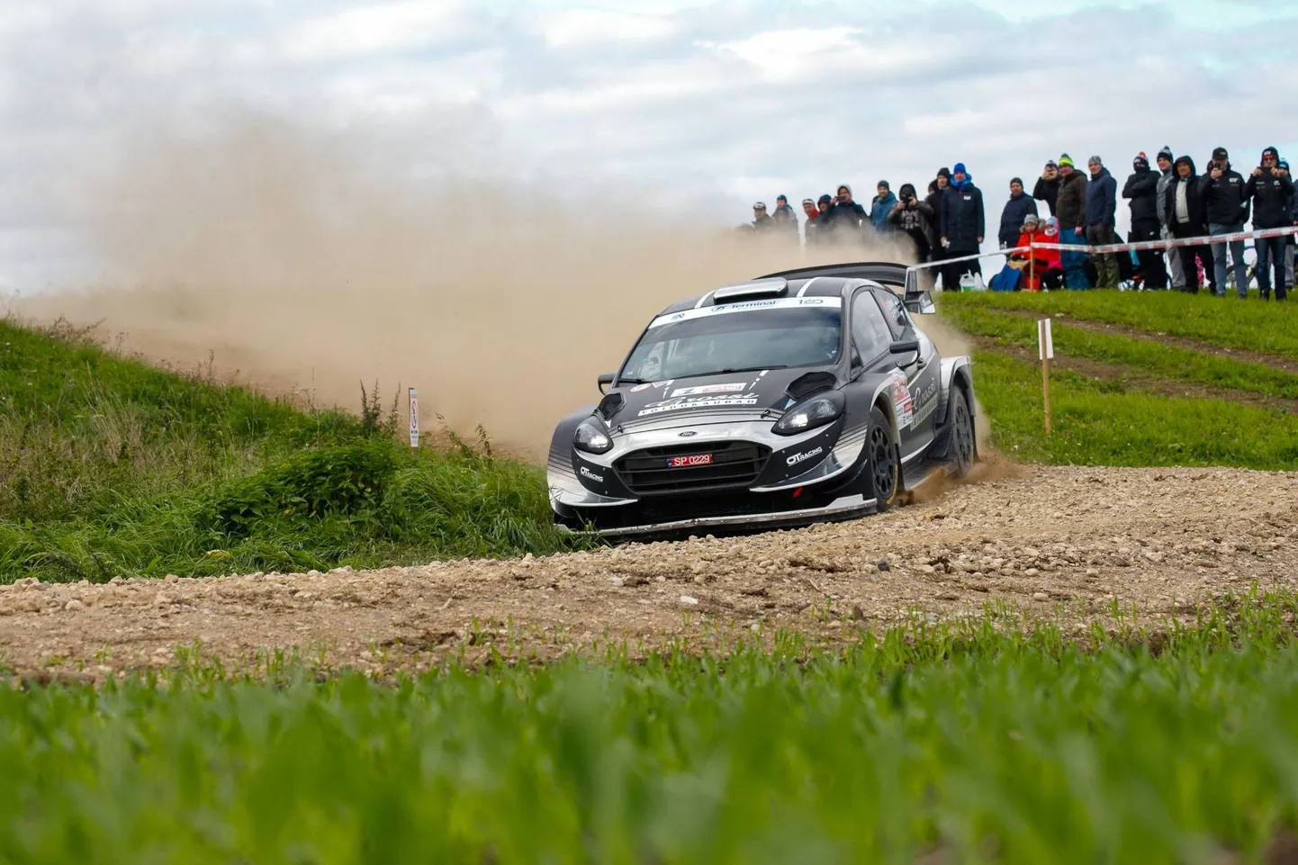 Georg Gross – Raigo Mõlder tuiskamas Viru ralli võidu järele. Ladusalt meestel siiski ei läinud, mitmel korral sattusid rallimehed põllu peale.