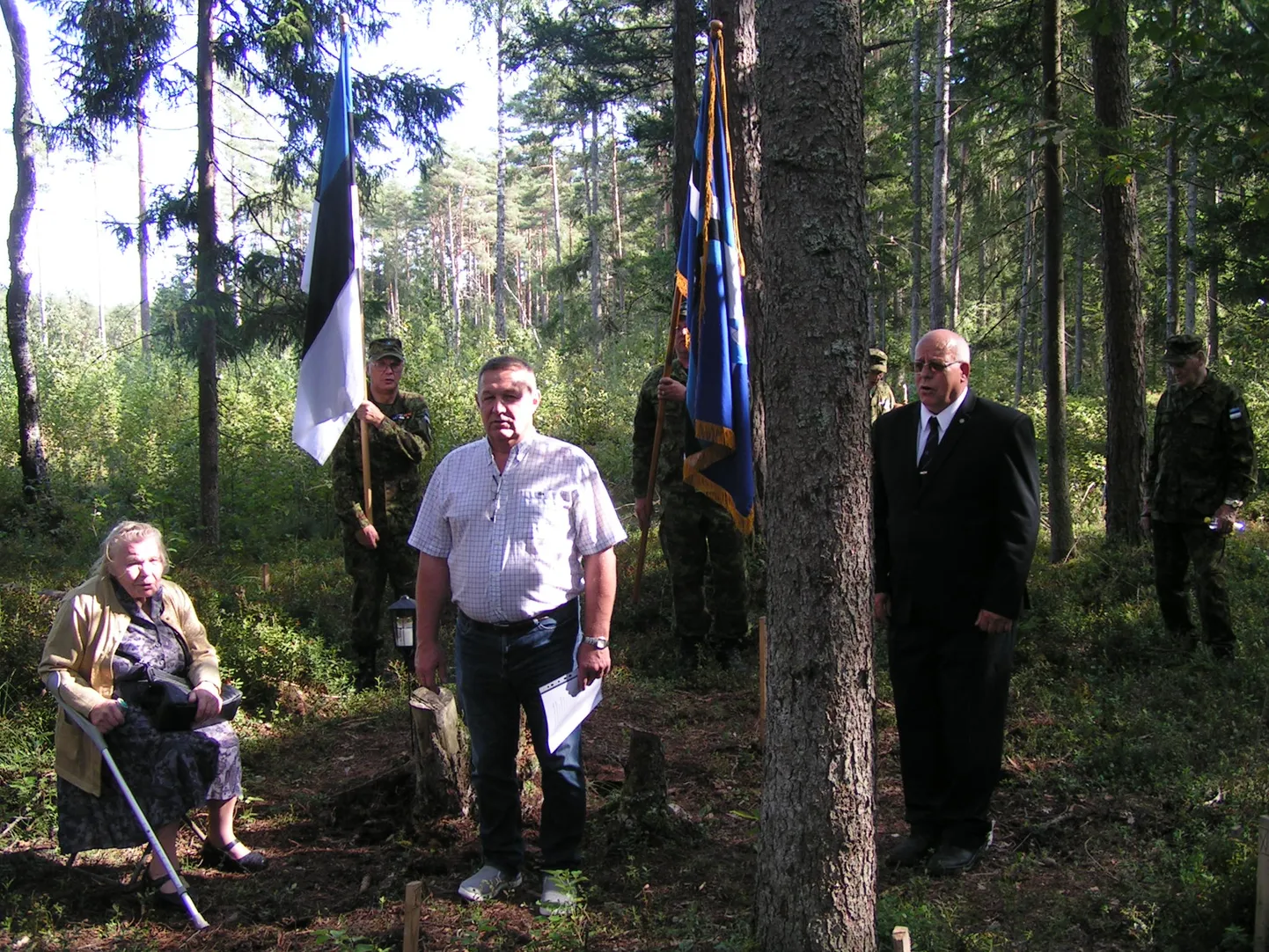 MÄLESTUSHETK LUULUPE METSAS: Esiplaanil Selma Pahapill, Mati Vendel ja Jaen Teär.