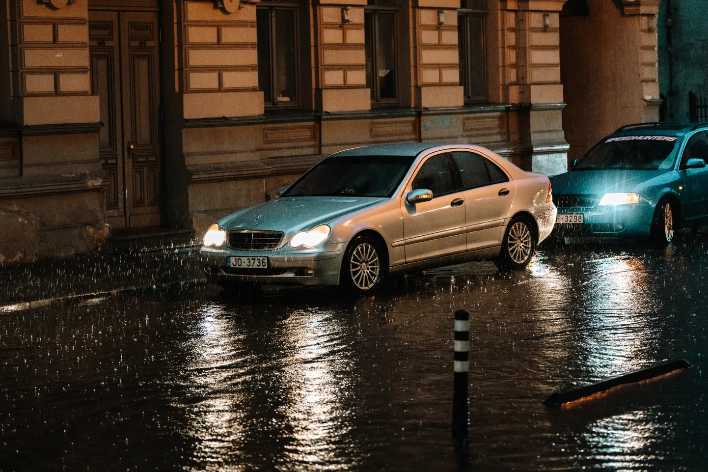Cilvēki Rīgā cenšas patverties no nopietnas lietusgāzes