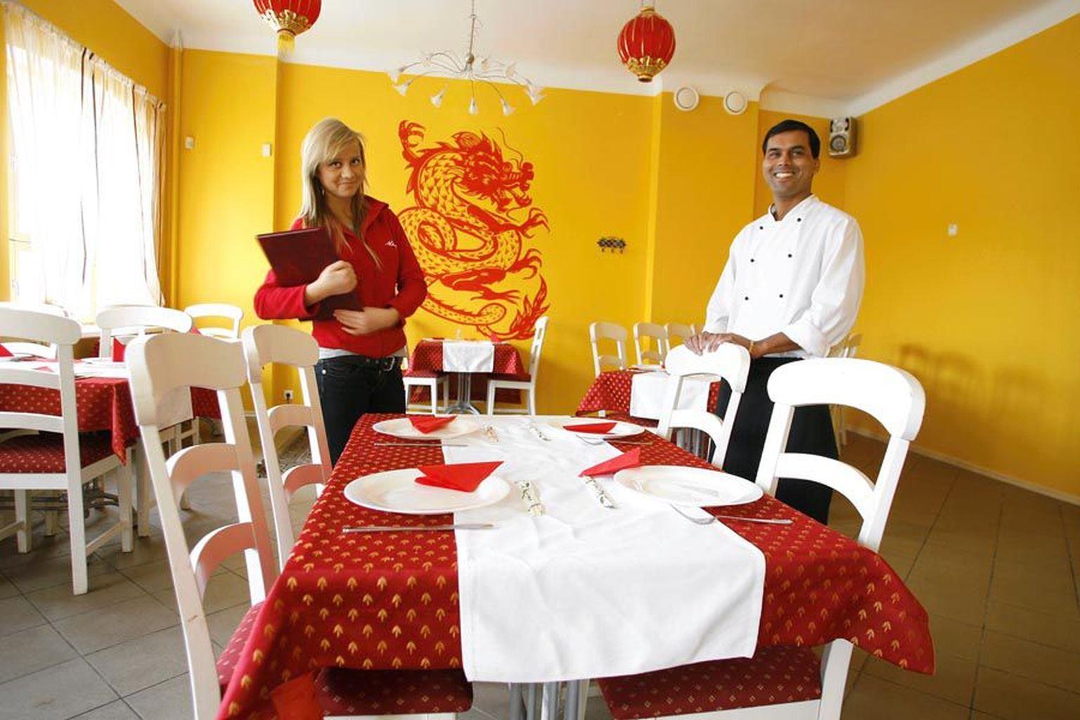 Aasia restorani Aroma ettekandja Krislyn Mikk oli esmaspäeva hommikul söögisaalis ilma klientideta, tema kõrval tunnistas olukorda Indiast pärit peakokk Mahedra Gopal Khaire.