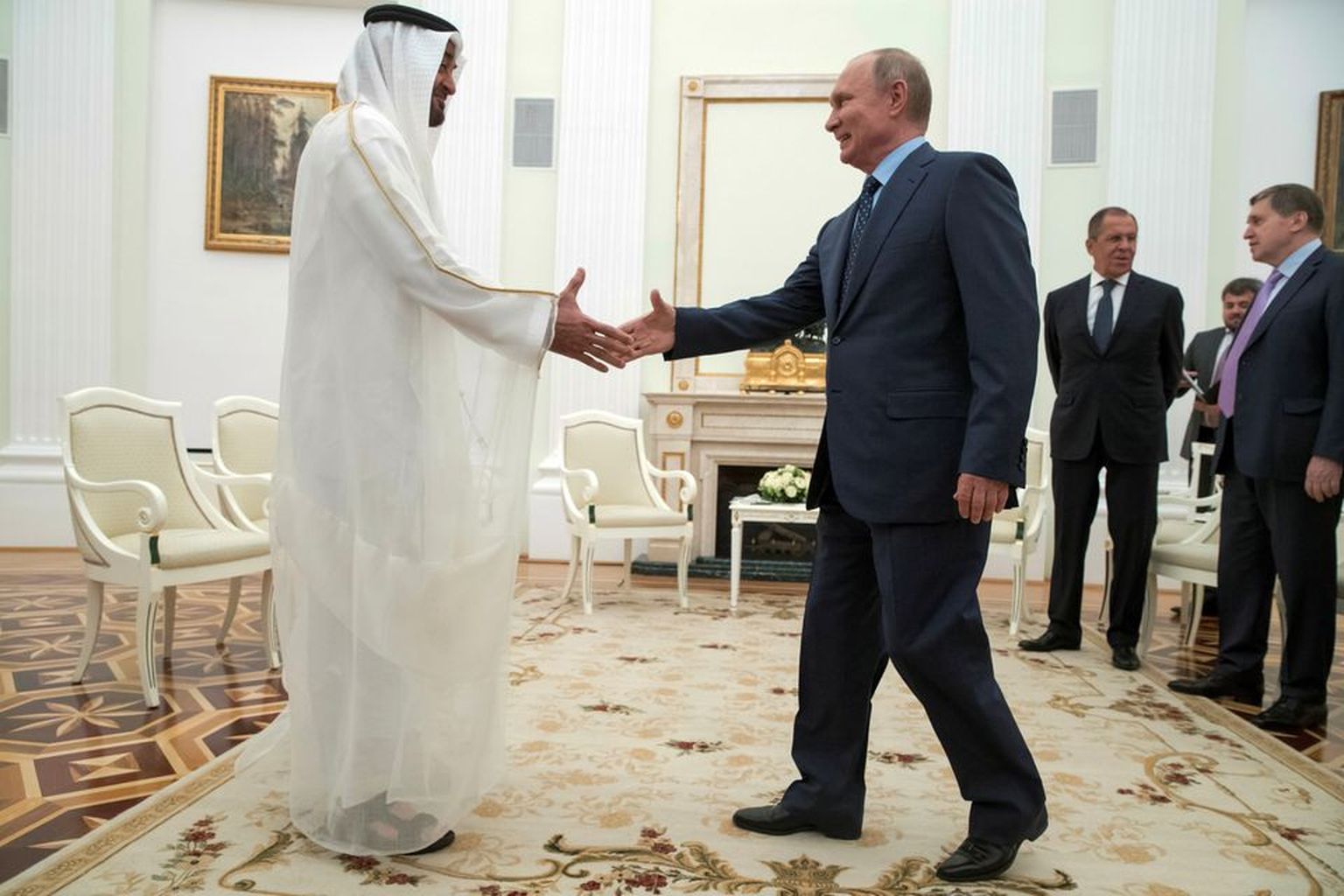 Владимир Путин обменивается рукопожатием с эмиром Абу-Даби шейхом Мухаммедом ибн Заидом Аль Нахайяном из Объединенных Арабских Эмиратов во время встречи в Кремле в Москве, Россия, 1 июня 2018 года.