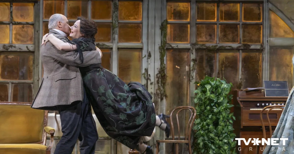 Elegant Greed: New Riga Theater’s “Little Fox