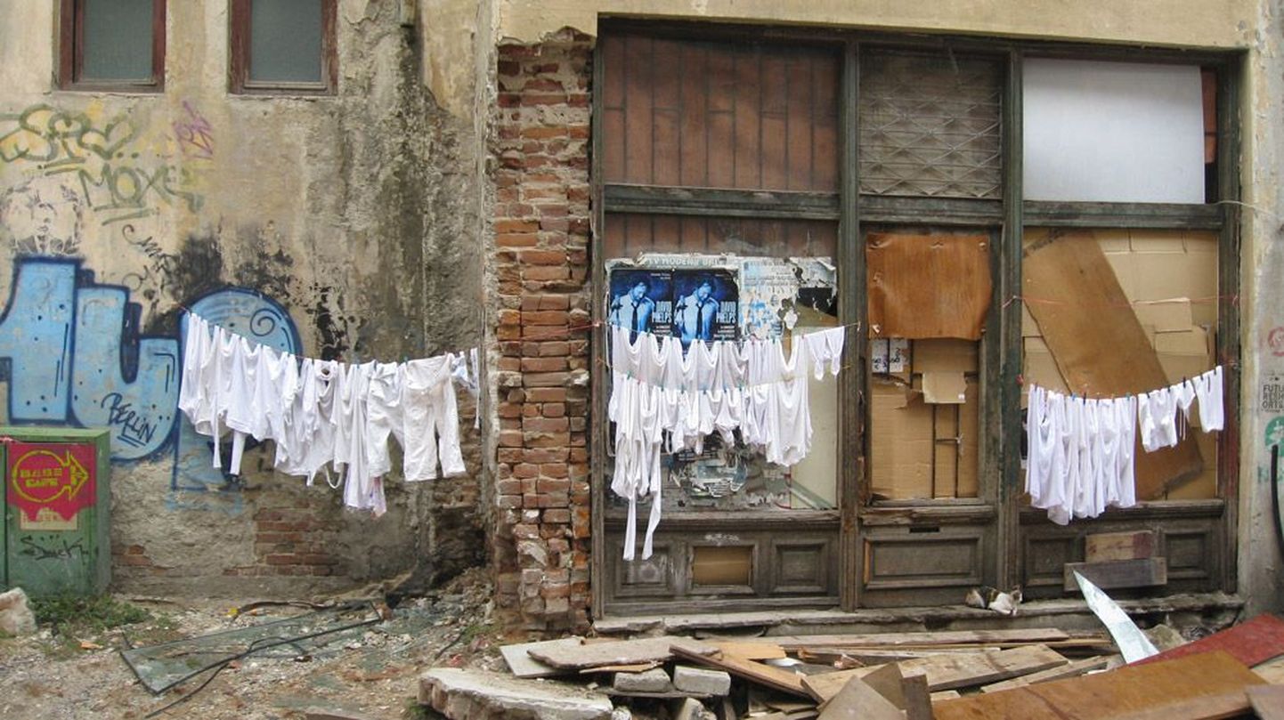 Bukaresti südalinnas elab palju mustlasi ja pesu kuivatatakse seal lausa tänaval.