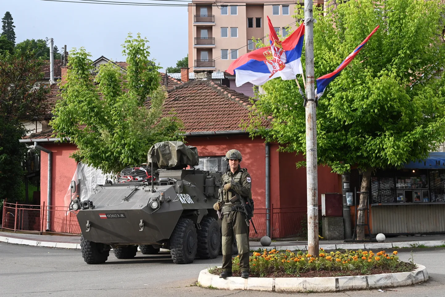 KFORi rahuvalvaja Kosovos Zveçanis.