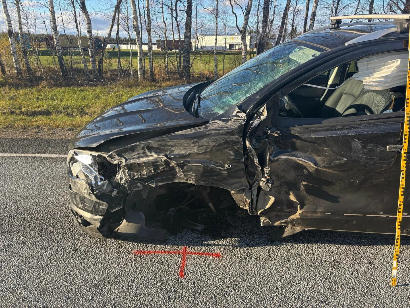 72aastase naise juhitud Nissan Qashqai kaldus vastassuunavööndisse ja põrkas kokku Tallinna poole liikunud Scania veoautoga.