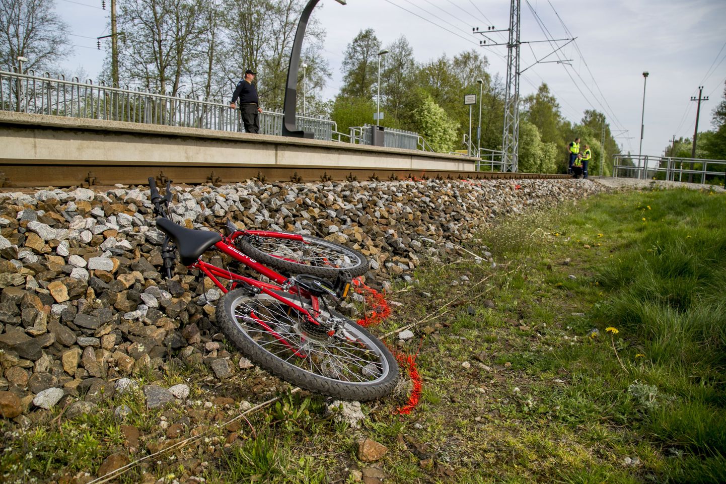 Tallinnas Laagri raudteejaamas jäi täna hommikul jalakäijate ülekäigukohas Tallinn-Paldiski reisirongi alla jalgrattaga raudteed ületanud noormees.