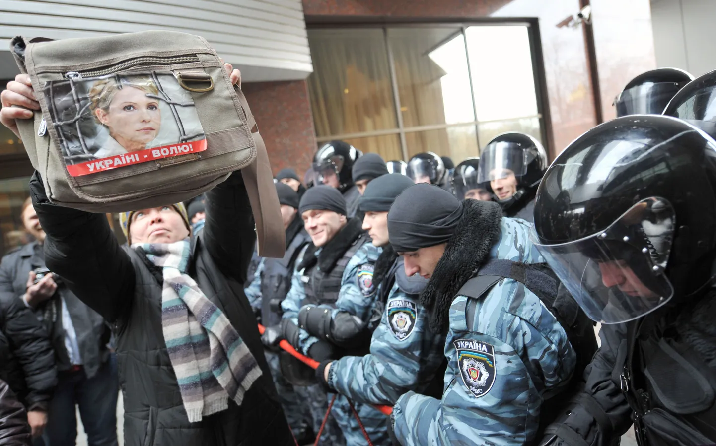 Tõmošenko toetajad eile kohtuhoone ees.