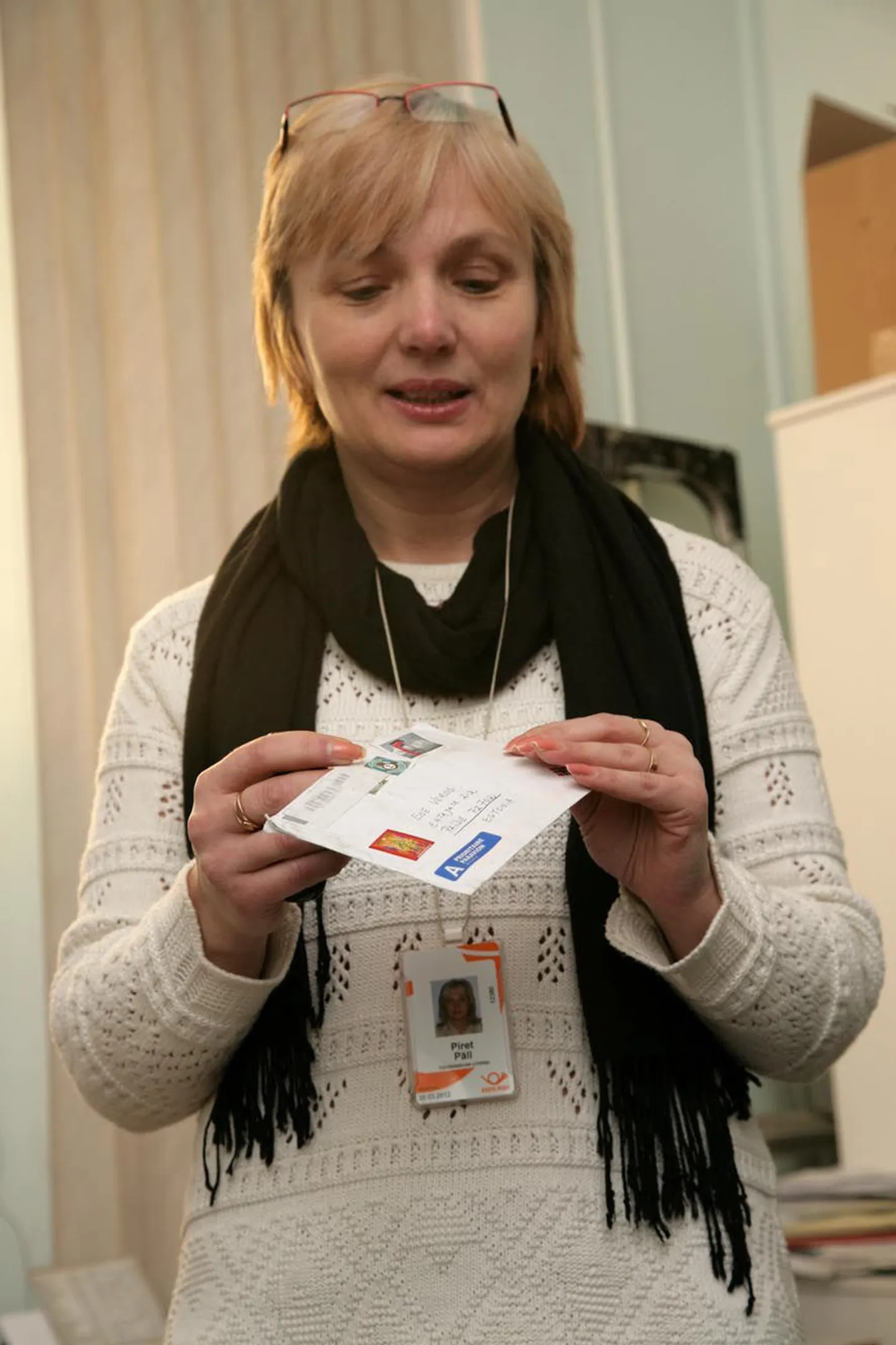 Paide kandekeskuse juhataja Piret Pälli sõnul avas saaja ümbriku postiljoni nähes, ent rahatähte seal polnud.