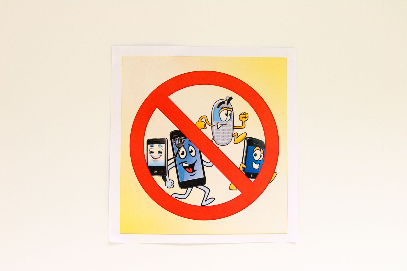 Paljudes Taani koolides on mobiiltelefoni kasutamine koolipäeva jooksul keelatud.
