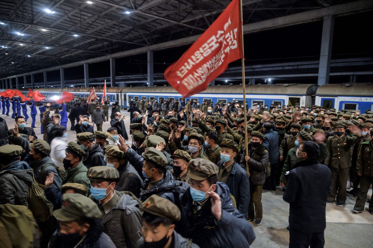 Provintse abistanud Põhja-Korea võimupartei liikmed naasid rongiga pealinna Pyongyangi.