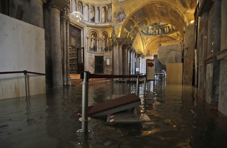 Vesi tungis Veneetsia ühte kuulsaimasse ehitisse, Püha Markuse kirikusse.