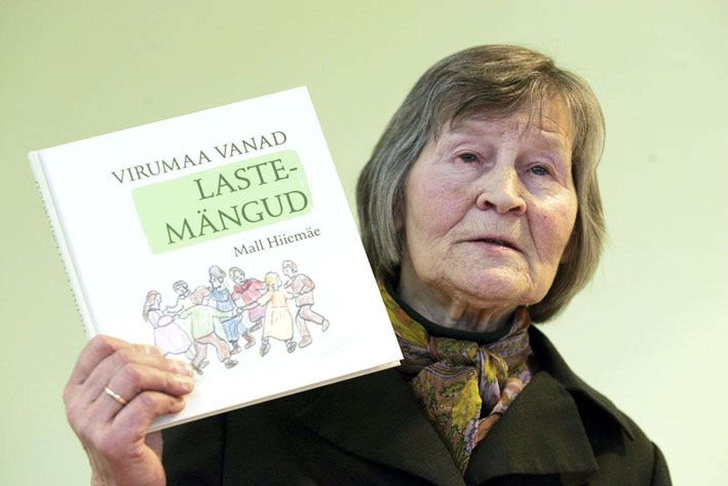 Mall Hiiemäe tutvustamas mängulist raamatut Virumaa laste lõbustustest.