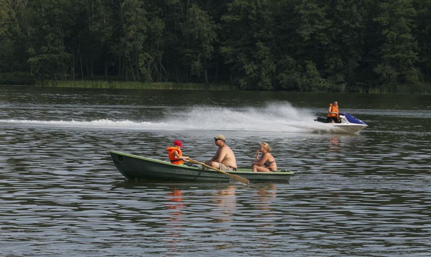 Praegu on Viljandi järv kondijõul liikuvatele paatidele ja jettidele võrdväärselt avatud.