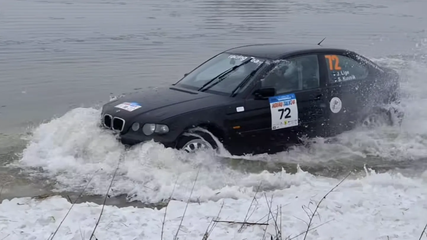 Foto EALi videost, kus sõitjad pidid rahvarallil Koeru Talv rinda pistma üleujutatud teelõikudega.