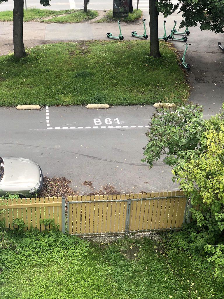 Новая парковка электросамокатов на улице Эндла.