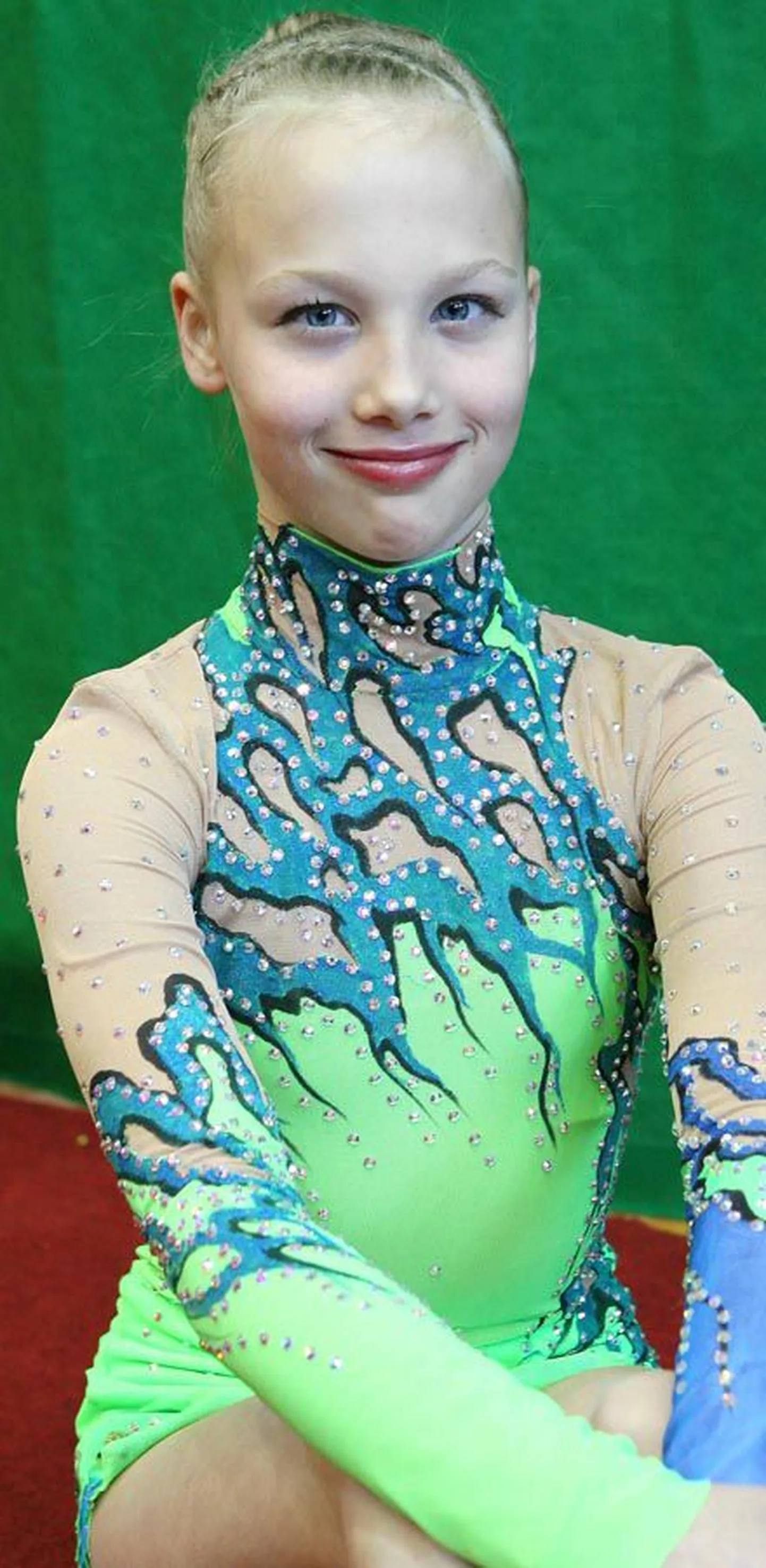 Iluvõimleja Johanna Christina Peterson võitis Viljandis peetud Lootuste karikavõistlustel 2001. aastal sündinute tugevamas rühmas rõngaharjutuses esikohatrofee.