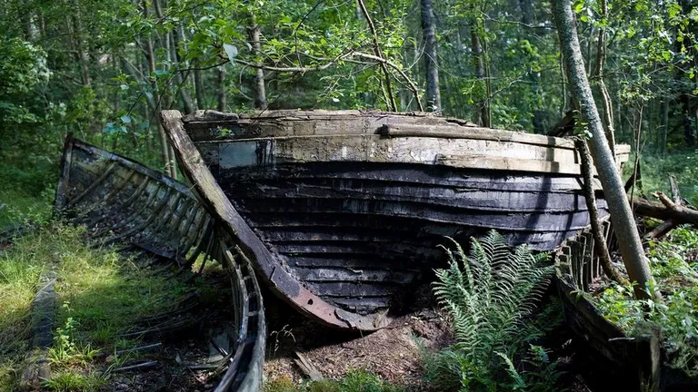 Давно брошенные в лесу лодки в окрестностях поселка Мазирбе напоминают о том, что здесь происходило в советское время
