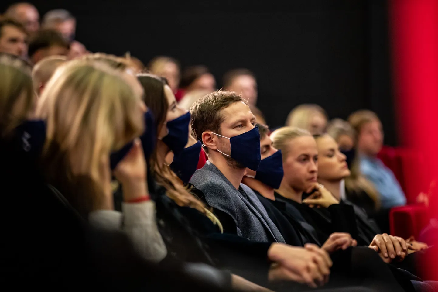 Maskides kinopublik «O2» esilinastusel 6. oktoobril 2020 Apollo Kino Solarises