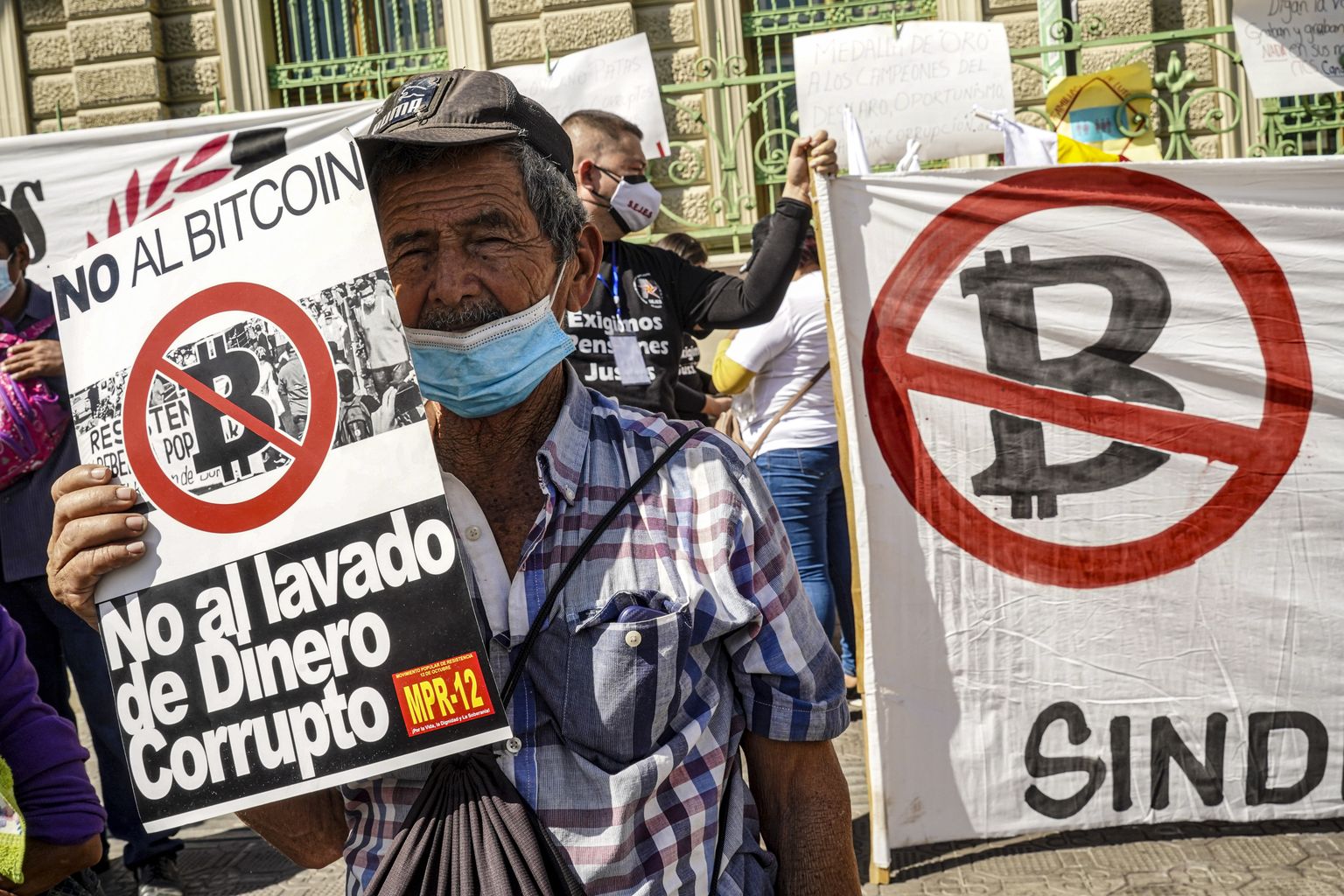 Krüptoraha seadustamine tõi kaasa ulatuslikud protestid kartuses, et see toob vaesunud Ladina-Ameerika riigis kaasa ebastabiilsuse ja inflatsiooni. Pildil bitcoini ja korruptsiooni vastane protestiaktsioon 12. detsembril San Salvadoris.