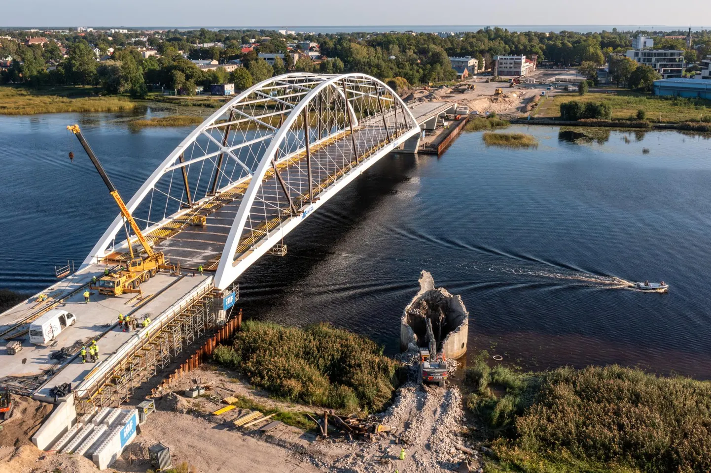 Ekskavaator alustas Pärnu uue silla ehitusplatsi Rääma tänava poolse kalda ääres aastaid kasutuseta seisnud kunagise linakombinaadi pumbajaama lammutamist.