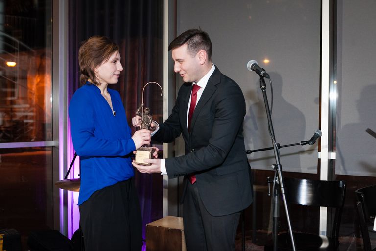 Eesti Filmimuuseumi juhataja Maria Mang sai Kesklinna vanemalt Vladimir Svetilt auhinna.