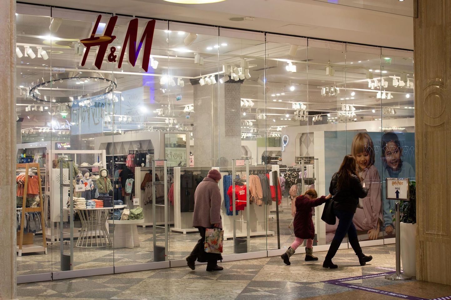 Hüvasti, Zara! Hüvasti, H&M! Paljud rahvusvahelised rõivatootjad enam Venemaal oma kaupu ei müü. Fotol moe- ja kodukaupade keti H&M poe suletud uksed Moskvas. 