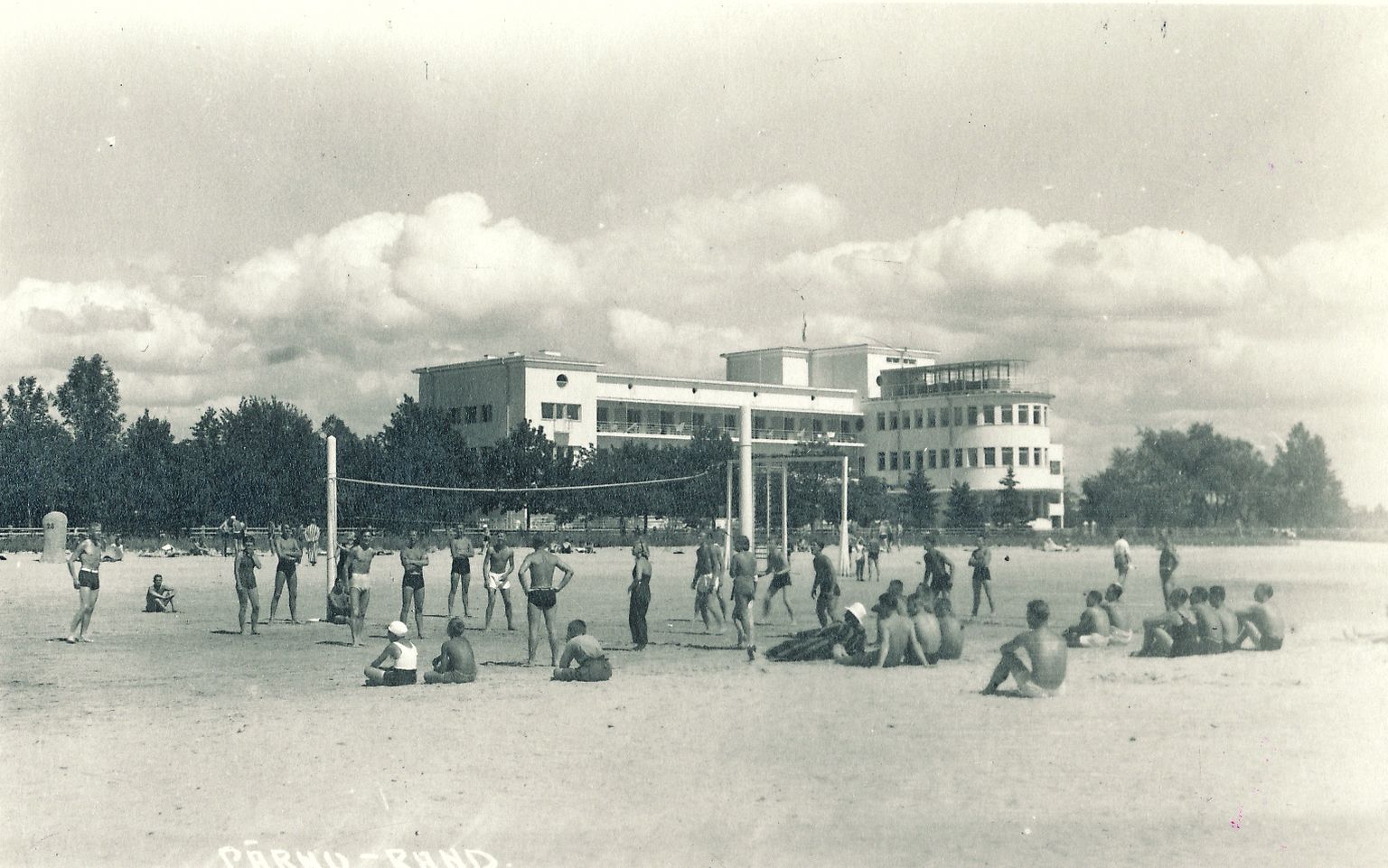 Терраса пляжного павильона в конце 1930-х годов.