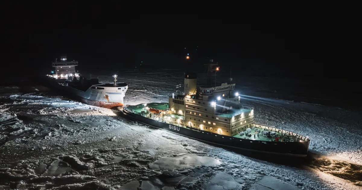FOTOD JA VIDEO ⟩ Läänemere põhjatipus näeb, kuidas Soome jäämurdja tõukab naftatankerit jääst lahti