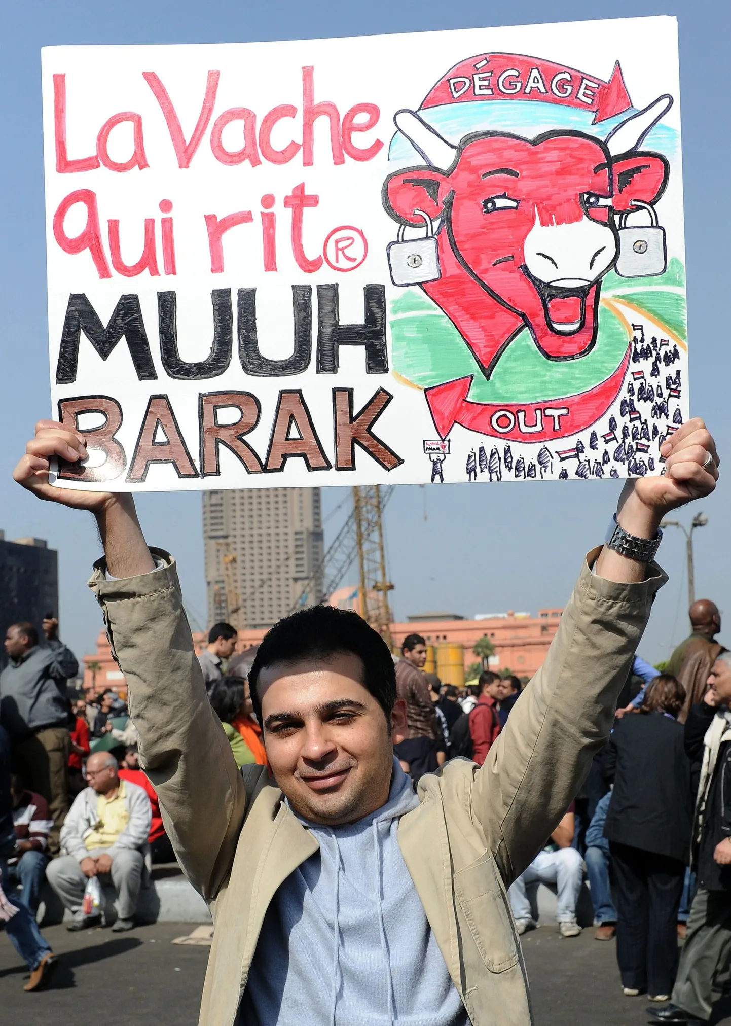 Meeleavaldaja eile Kairo Tahriri väljakul plakatiga, kus Hosni Mubarakit kujutatakse ka Eesti poelettidelt tuttava naerva (ja juustu andva) Prantsuse lehmana.