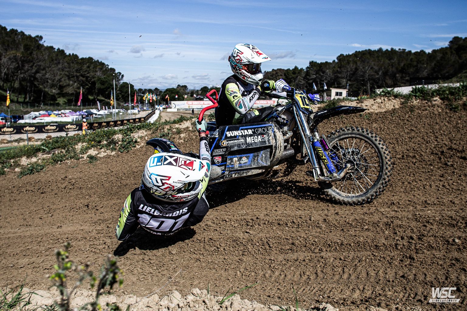 Latvijas motosportisti Daniels un Bruno Lielbārži