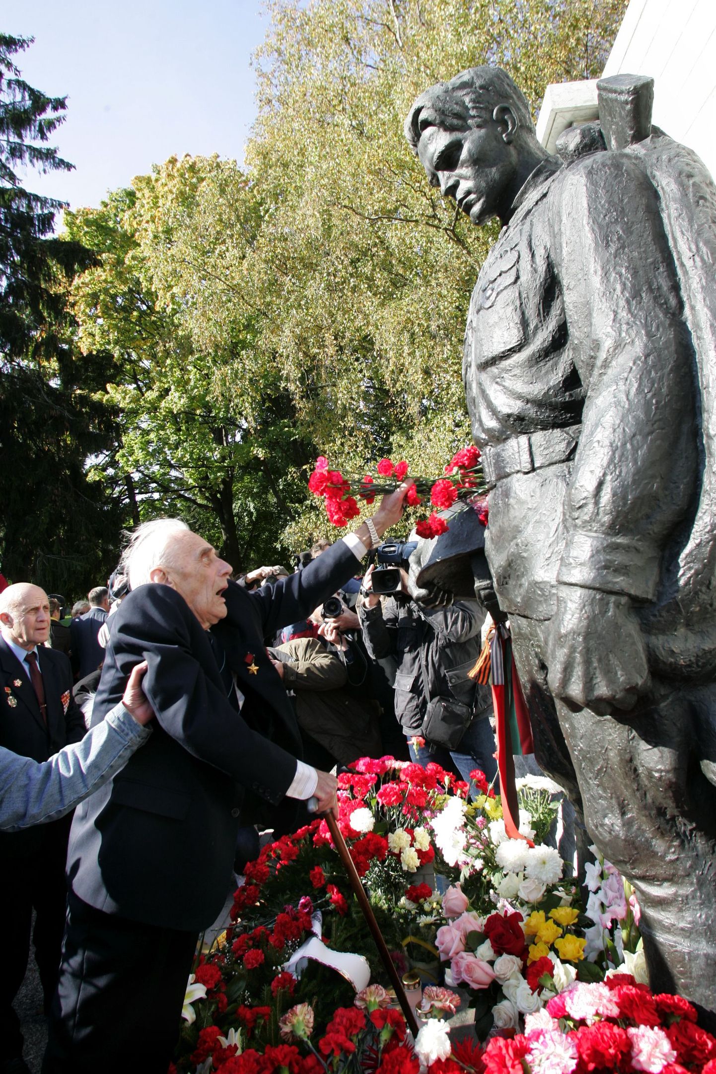 22. september 2008. Pronkssõduri juures tähistatakse Tallinna «vabastamise» aastapäeva, Arnold Meri vajab lillede asetamiseks juba kõrvalist abi.