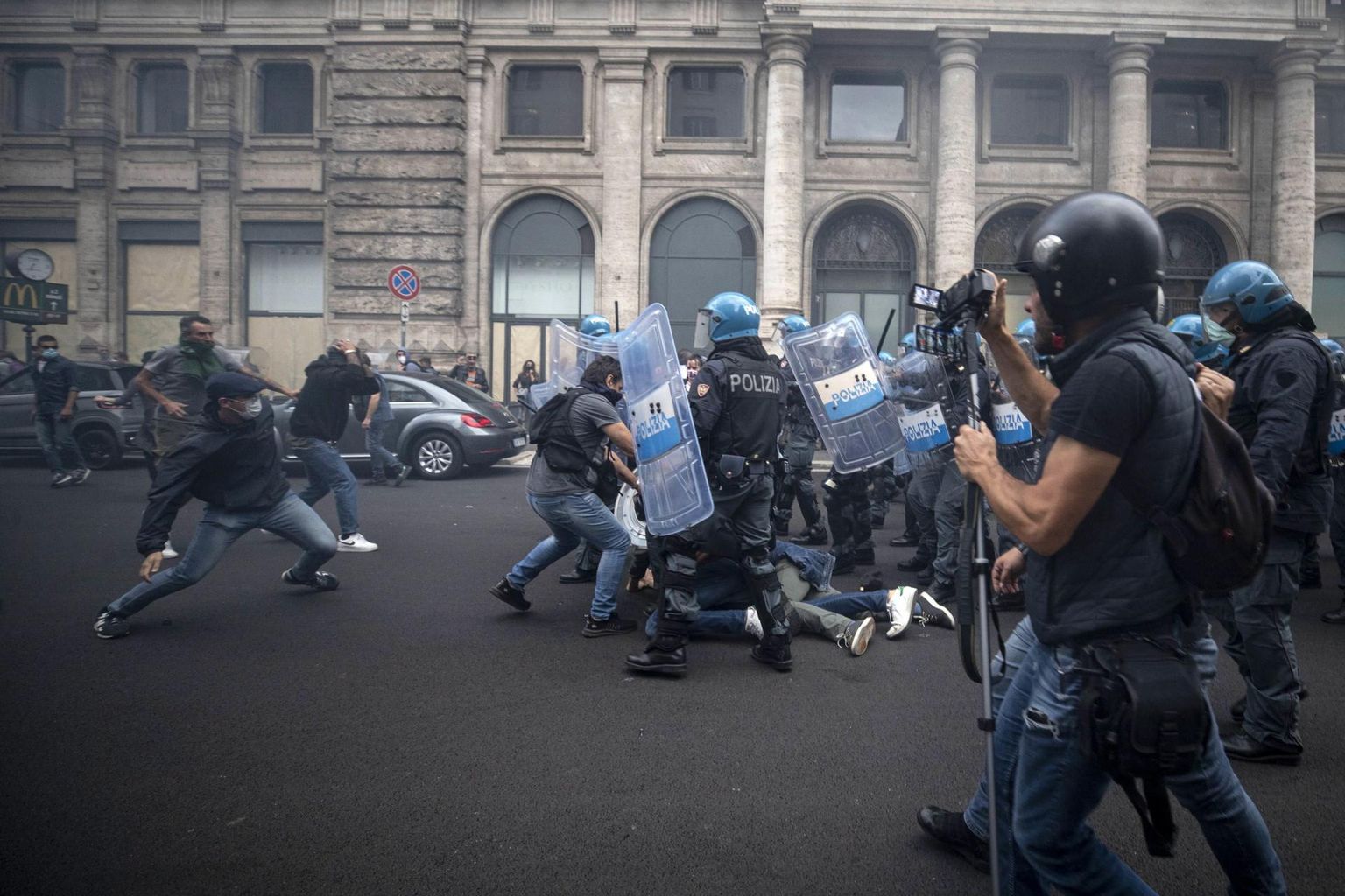 Roomas puhkesid laupäeval toimunud meeleavaldusel vägivaldsed kokkupõrked. 