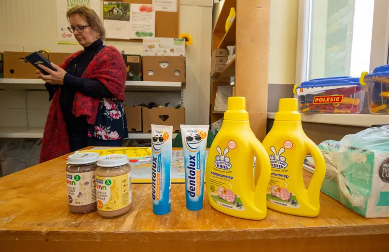 Letil on pakkuda asju, mida inimene võib siis, kui soovib, ise võtta. Ka on seal kõrval kast kartulitega, kust igaüks võib saada paarikilose kotitäie. Leti taga Marje Koppel.
