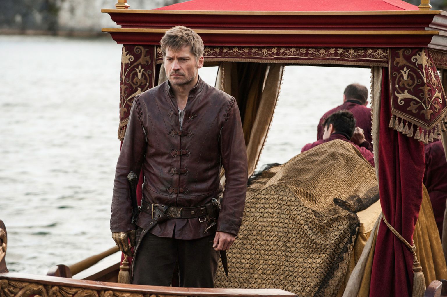 Jamie Lannister (Nikolaj Coster-Waldau) saabub koos tütre surnukehaga kodumaale.
