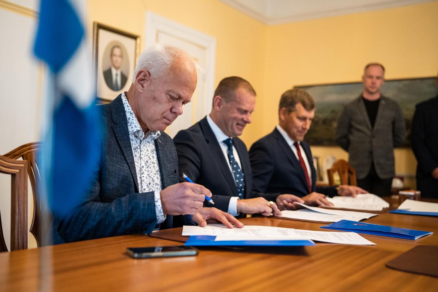 Koalitsioonilepingule kirjutasid alla Toomas Kivimägi Reformierakonnast, Romek Kosenkranius valimisliidust Pärnu Ühendab ja Andres Metsoja Isamaast.