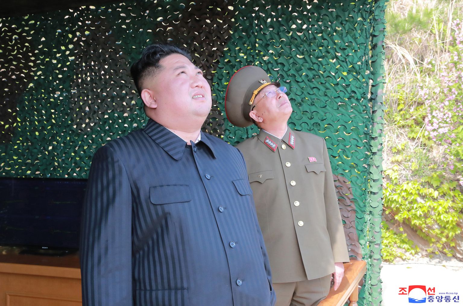 Kim Jong-un maikuus relvakatsetusi jälgimas.