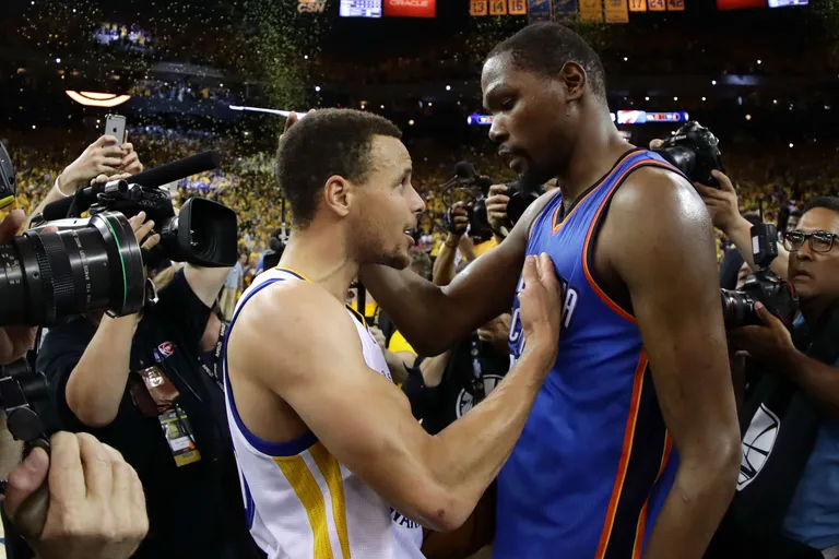 Stephen Curry ja Golden State Warriors lõpetasid möödunud hooajal Kevin Duranti ja Oklahoma City Thunderi teekonna läänekonverentsi finaalis. Foto: AFP