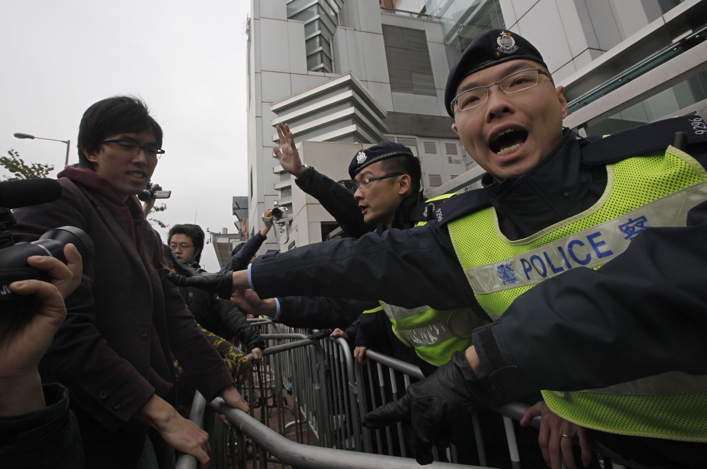 Hiina politsei meeleavaldajaid takistamas